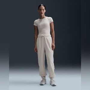 NWT Nike Therma-FIT One
Women's Loose Fleece Pants Light Orewood Brown XL